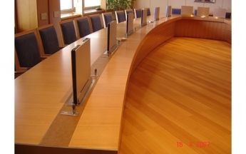 Elektrisch versenkbare Einbau-Monitore für Unternehmen