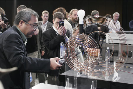 Experimenteller Versuchsaufbau zur kabellosen Stromversorgung von Intel mit einer Effizienz von 75 Prozent