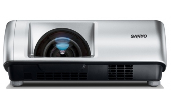 Sanyo: Neuer Ultra-Weitwinkel LCD-Projektor PLC-WL2500