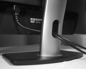 Dell U2412m Monitor Kabelfuehrung2