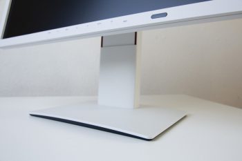 Fujitsu P24w 7 Led Monitor Standfuss Schraeg 2