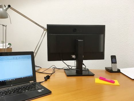 Kabel auf der Gehäuserückseite