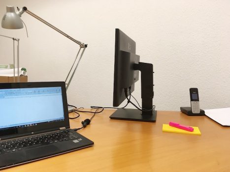 Seitliche Ansicht des 24 Zoll Monitors