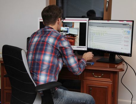 Mann sitzt vor Monitor