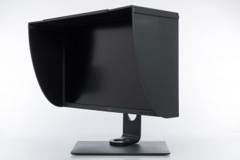 Seitliche Ansicht mit Monitorblende