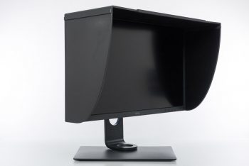 Seitliche Ansicht mit Monitorblende