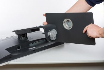 Montage des Standfußes