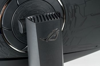 Elegantes Logo in Silber ziert den Monitorarm