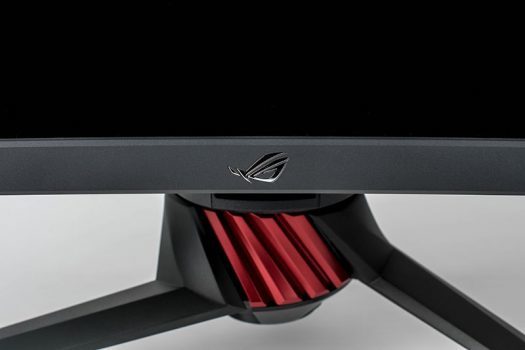 Front zeigt das ROG-Logo in Silber