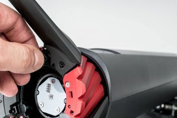Der Fuß wird mit einer Schraube fixiert
