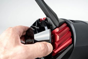 Die Projektionsabdeckung wird aufgesteckt