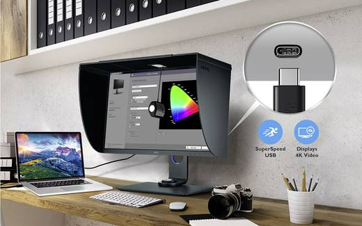 BenQ SW271 auf einem Schreibtisch