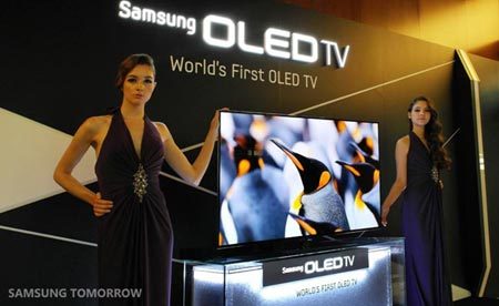 2 Hostessen präsentieren seitlich einen Samsung OLED TV