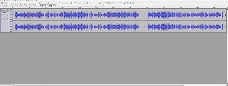 Bild zeigt die Arbeit mit dem Editor Audacity auf einem Breitbild-Monitor