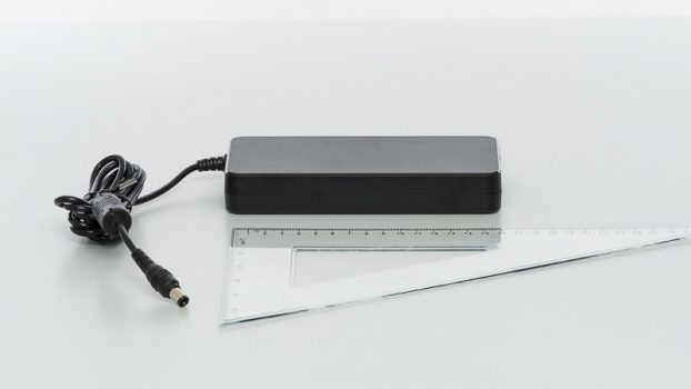 Das externe Netzteil fällt relativ massiv und groß aus