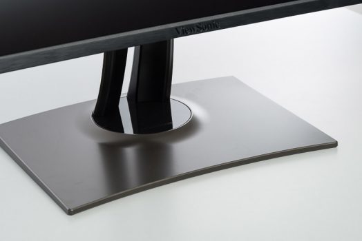 Zweigeteiltes Standbein mit Öffnung für die Kabel und riesigem Standfuß