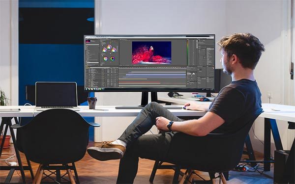 Mann sitzt vor Monitor VP3881