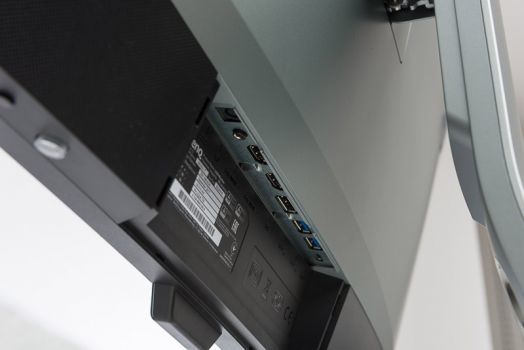 Moderne Anschlüsse mit 2 x HDMI 2.0, 1 x DP 1.4 und 1 x USB-C (3.1 Gen 2)