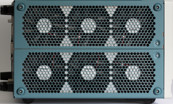 Sechs 120 mm Lüfter sorgen beim Oszilloskop Tektronix DSA71254 für die Belüftung