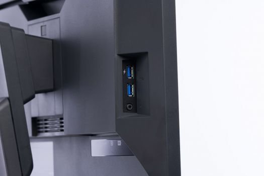 Seitlicher Erker am Displaygehäuse mit 2 x USB 3.0 und Audio-out