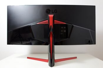 Rückseite des Curved-Monitor mit roten Designelementen