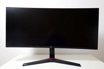 Horizontale Ausrichtung des Displays-Panels zum Standfuß um 2,5 Grad