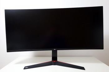 Horizontale Ausrichtung des Displays-Panels zum Standfuß um 2,5 Grad