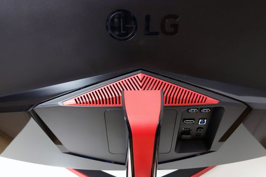 Rotes Belüftungsgitter auf der Gehäuserückseite des LG 34UC89G-B