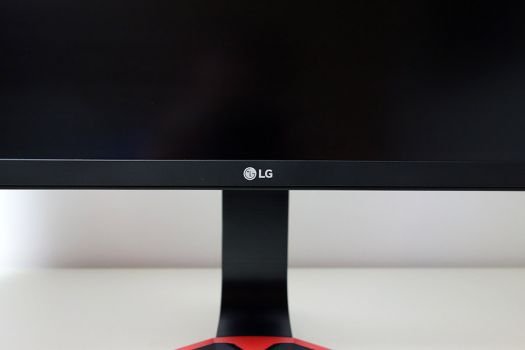 Mittig platziertes LG-Logo am unteren Display-Rahmen