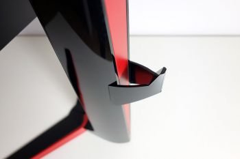 Minimalistische Kabelführung am Standfuß