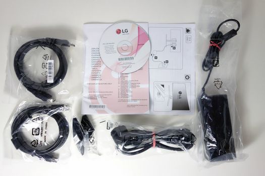 Zubehör des LG 34UC89G-B mit externem Netzteil