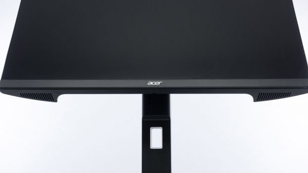 Lautsprecher mit zweimal 4 Watt sind am unteren Monitorgehäuse plaziert
