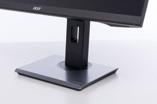 Im Standbein ist auch eine Öffnung zum Durchführen und Bündeln der Kabel integriert
