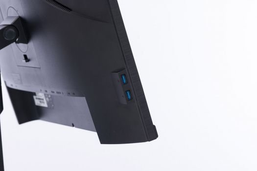 Gut zu erreichen sind seitlich am Monitorgehäuse die USB-3.0-Anschlüsse