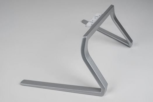 Der Standfuß aus Aluminium ist "out of the box" montiert, kann jedoch über vier Schrauben entfernt werden