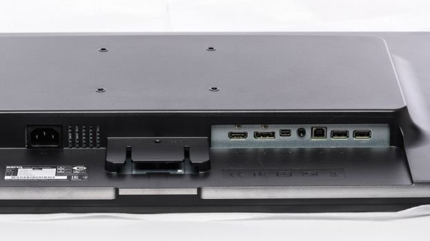 Monitoranschlüsse: HDMI und 2 x DP, aber nur USB 2.0
