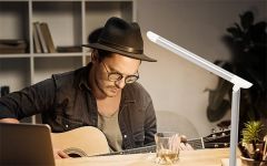 Lampe mit fünf Farbtemperaturen und Wireless Ladestation