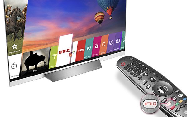 Fernseher mit davor liegender Tastatur