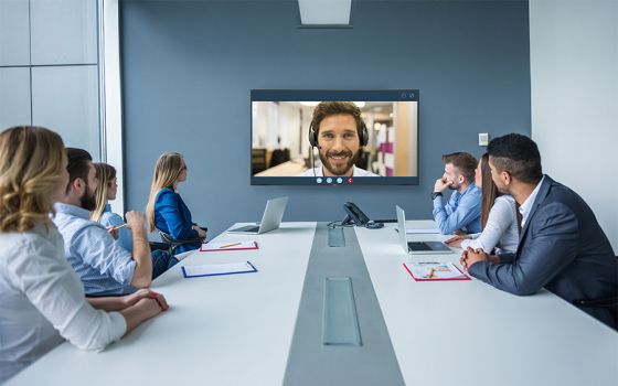 Besprechungsraum, Personen blicken auf Large Format Display