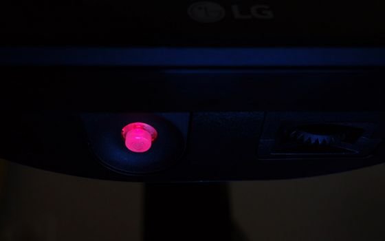 Rot leuchtende Power-LED, die im Ruhemodus rot blinkt. Die Beleuchtung kann aber im OSD auch deaktiviert werden