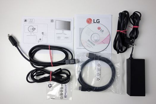 Zubehör des LG 32GK850G-B mit allen notwendigen Kabeln und externem Netzteil