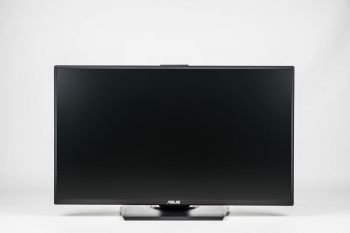 Monitor in der niedrigsten Stellung von vorn
