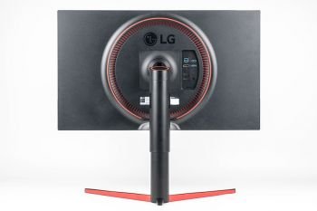 LG 27GK750F-B in der höchsten Stellung von hinten