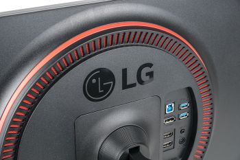 Belüftung ist gelungen in das Design integriert und gibt dem Display Farbakzente