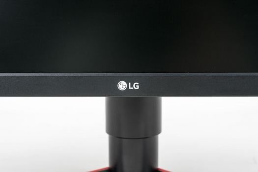 Einzig das Herstellerlogo ziert den Display-Rahmen