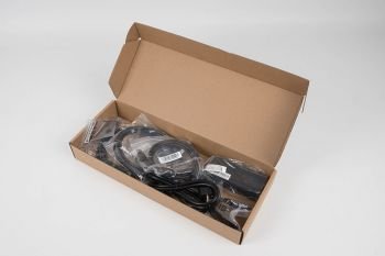 Das Zubehör des LG 27GK750F-B ist ordentlich in einer Schachtel verpackt Kabel