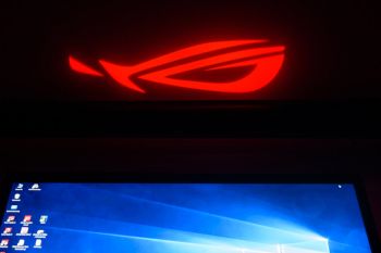 ROG-Bat-Signal an die Decke über dem Gamer projiziert