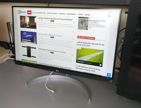 Der aufgebaute Monitor LG 27UK850-W