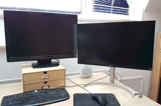Sorry, alter Freund (alter Monitor): Du, deine schwachen Farben und dein nicht verstellbarer Standfuß haben ausgedient (neuer Monitor) ...