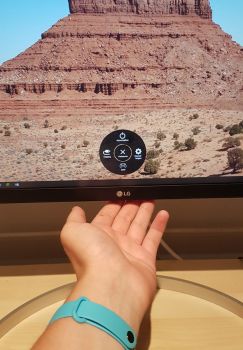Erfahrene LG-Anwender kennen dieses System: Die Steuerung über den "Joystick" unterhalb des Monitors